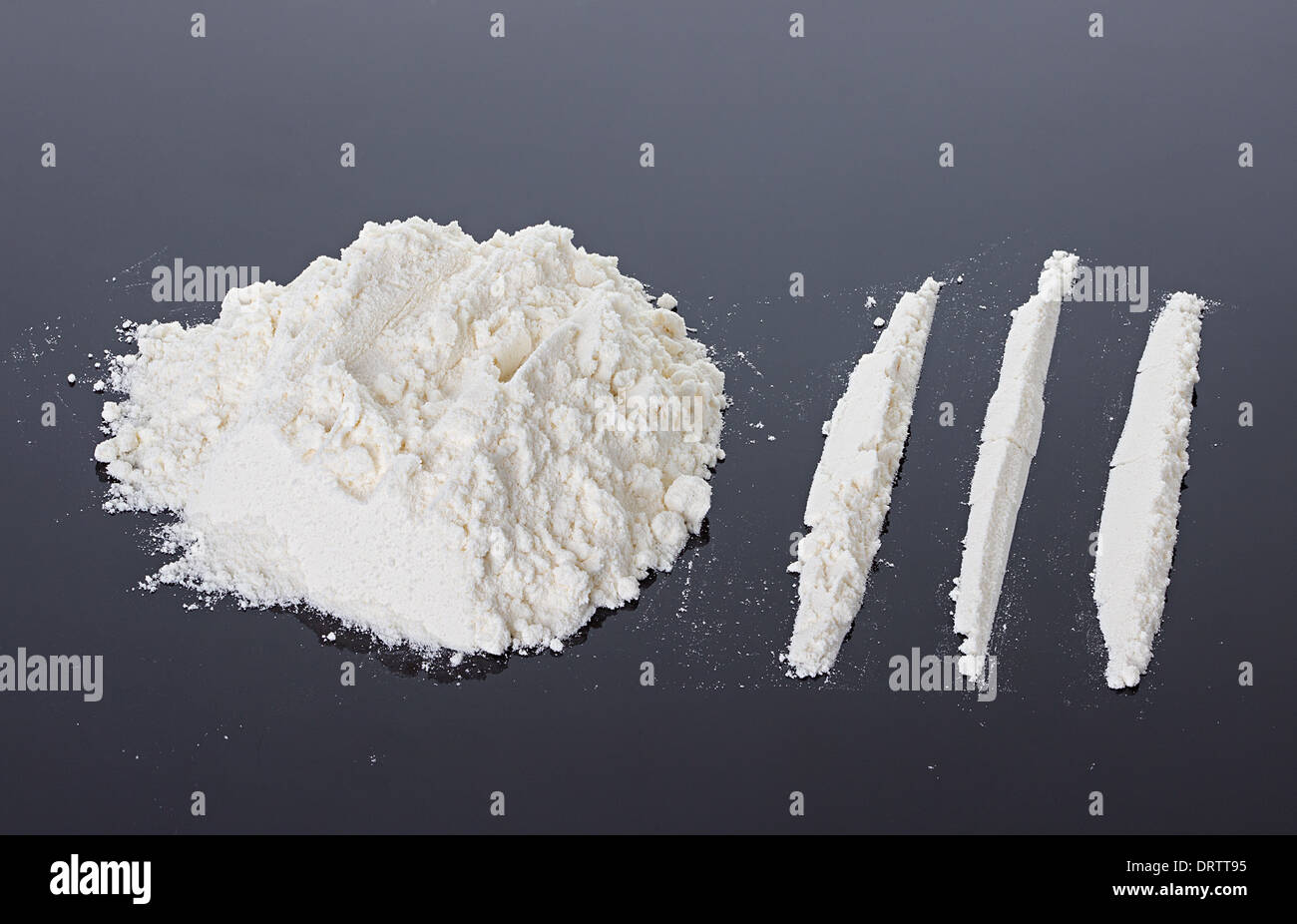 Kokain auf schwarzem Hintergrund Stockfoto