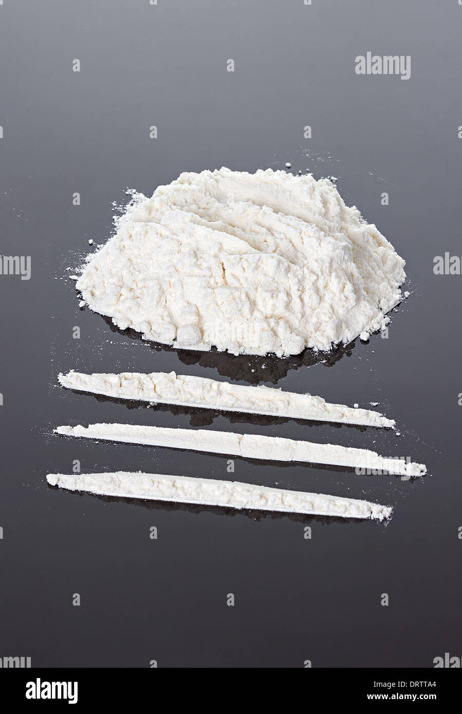 Kokain auf schwarzem Hintergrund Stockfoto