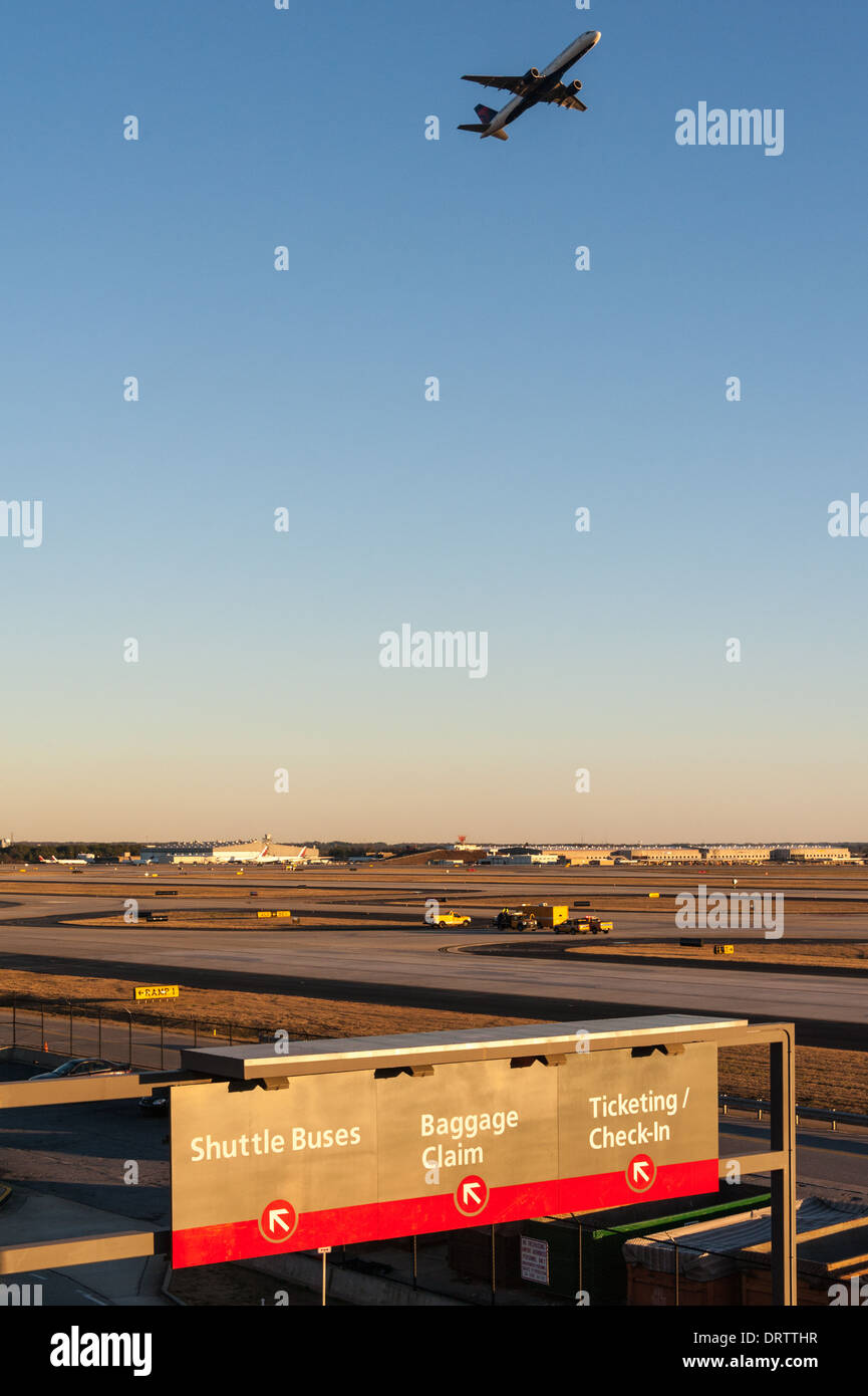 Am Atlanta International Airport in Atlanta, Georgia, startet ein Passagierjet von der untergehenden Sonne aus. (USA) Stockfoto