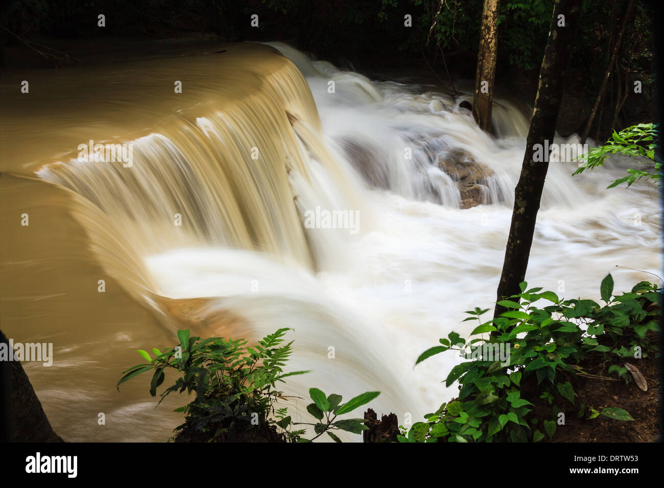 Schlammigen Wasserfälle nach starken Regenfällen tagelang Stockfoto