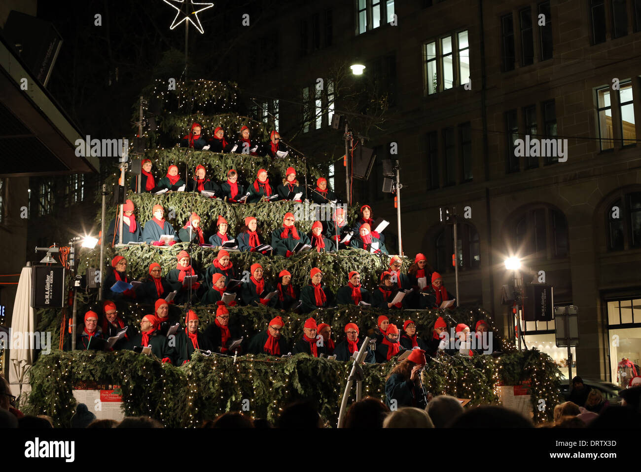 Menschen singen Weihnachtslieder am 9. Dezember 2013 in Zürich, Schweiz. Stockfoto