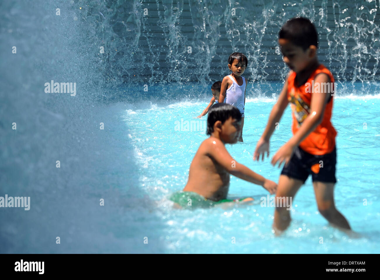 Kuala Lumpur, Malaysia. 1. Februar 2014. Ein Kind sieht während des Spielens in einem Wasserpark am zweiten Tag des chinesischen Lunar New Year Kuala Lumpur, Malaysia, Samstag, 1. Februar 2014. In Malaysia während religiöser Feierlichkeiten gibt es in der Regel zwei Tage Feiertag, welche anderen ethnischen Rassen die Ferien zu genießen. Joshua Paul/NurPhoto/ZUMAPRESS.com/Alamy © Live-Nachrichten Stockfoto