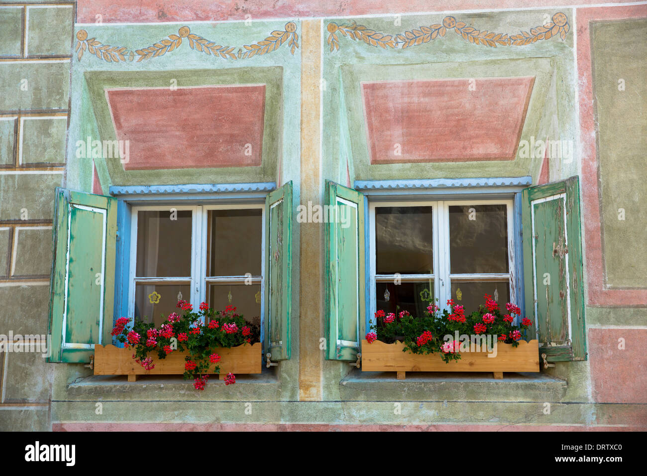 Windows im Engadin im Dorf Guarda - alte bemalte 17. Jahrhundert Steinbauten, Schweiz Stockfoto