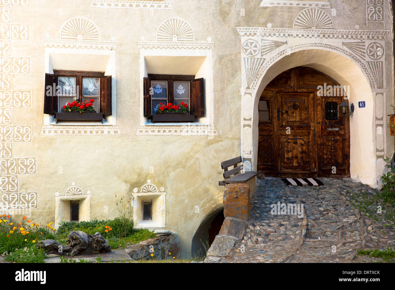 Windows im Engadin im Dorf Guarda - alte bemalte 17. Jahrhundert Steinbauten, Schweiz Stockfoto