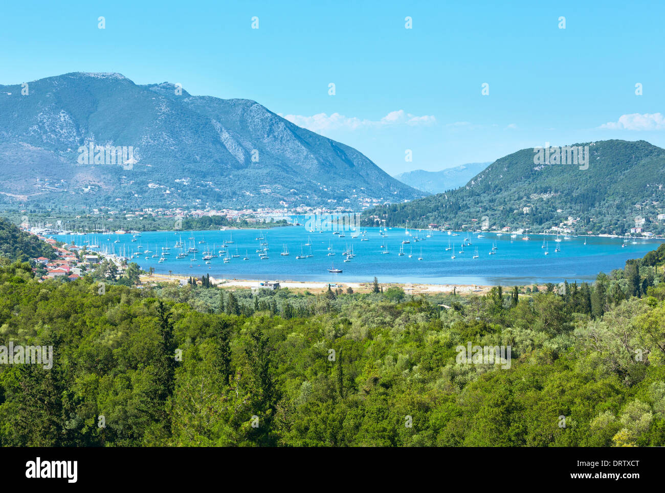 Viele Segelschiffe in der Bucht. Trübe Sommer Lefkada Küstenlandschaft (Nydri, Griechenland, Ionische Meer). Stockfoto