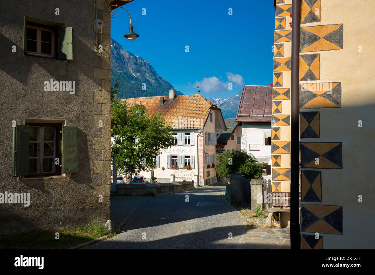 Hotel Meisser im Engadin im Dorf Guarda mit alten bemalten Steinbauten, Schweiz Stockfoto