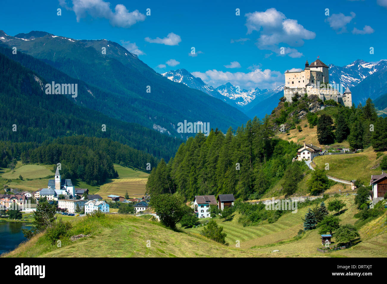 Schloss Tarasp Fontana Dorf umgeben von Lärchenwald im Unterengadin Tal, Schweiz Stockfoto