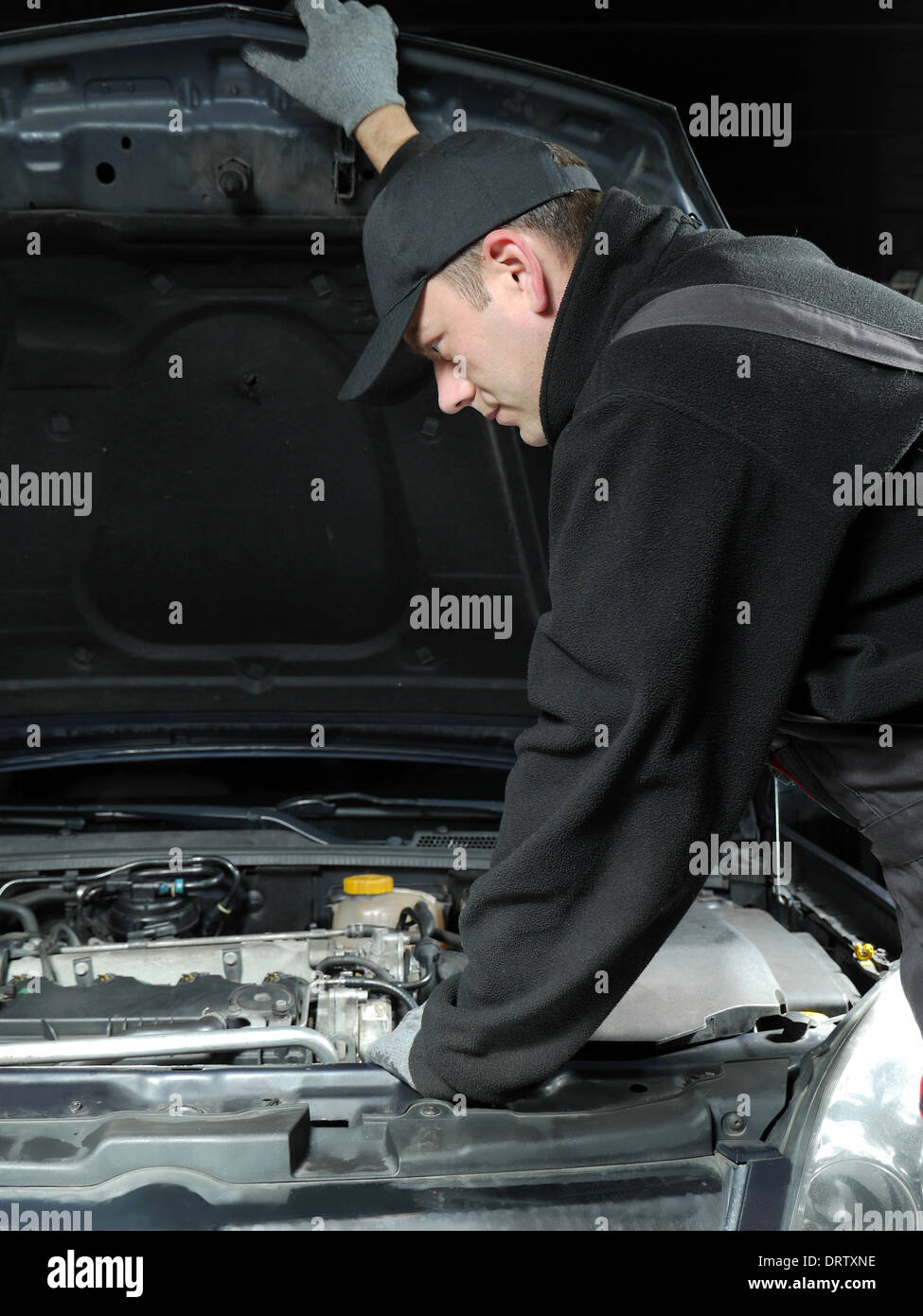 Auto Mechaniker Inspektion Auto-Motorraum Stockfoto