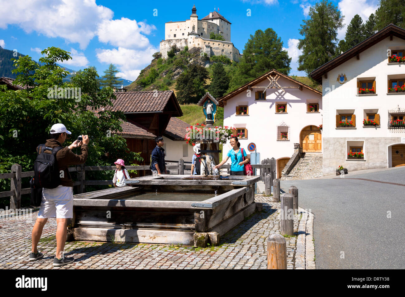 Touristen auf einem Besuch ToTarasp Burg im Unterengadin Tal, Schweiz Stockfoto