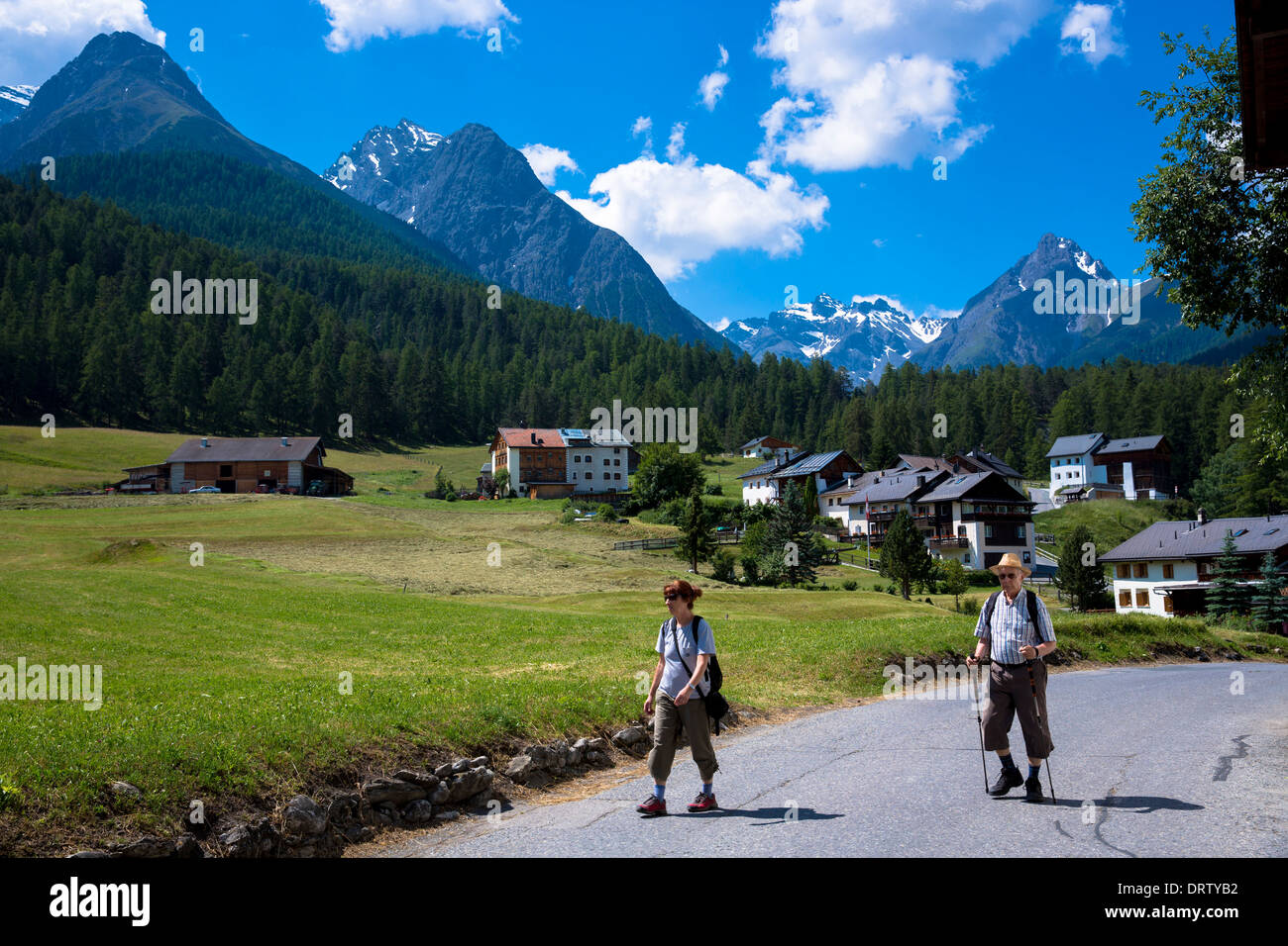 Touristen besuchen Fontana Villaget im Unterengadin Tal, Schweizer Alpen, Schweiz Stockfoto