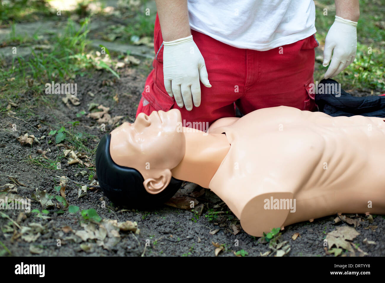 Sanitäter zeigt CPR an dummy Stockfoto