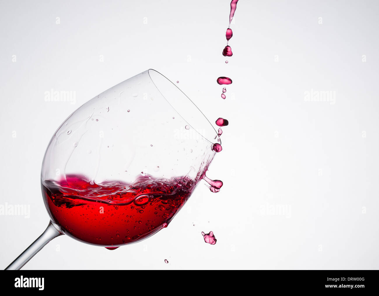 Wein in ein Glas in Diagonale Komposition und weißen Hintergrund Stockfoto