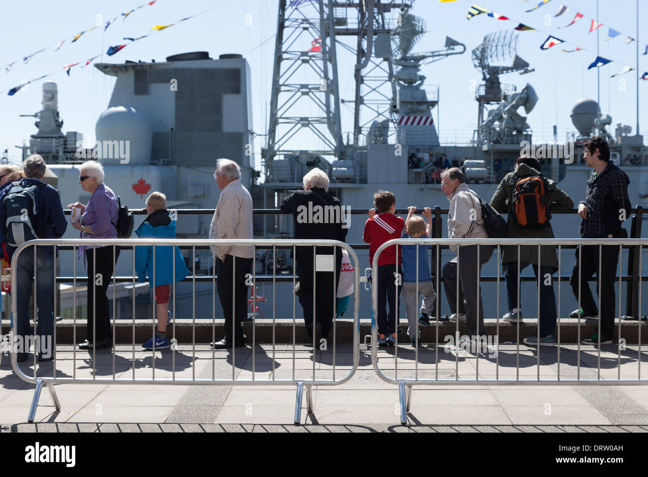 Menschen Schlange stehen, um Board kanadischen Zerstörer HMCS Iriquois in Liverpool zum 70. Jahrestag der Schlacht des Atlantiks Stockfoto