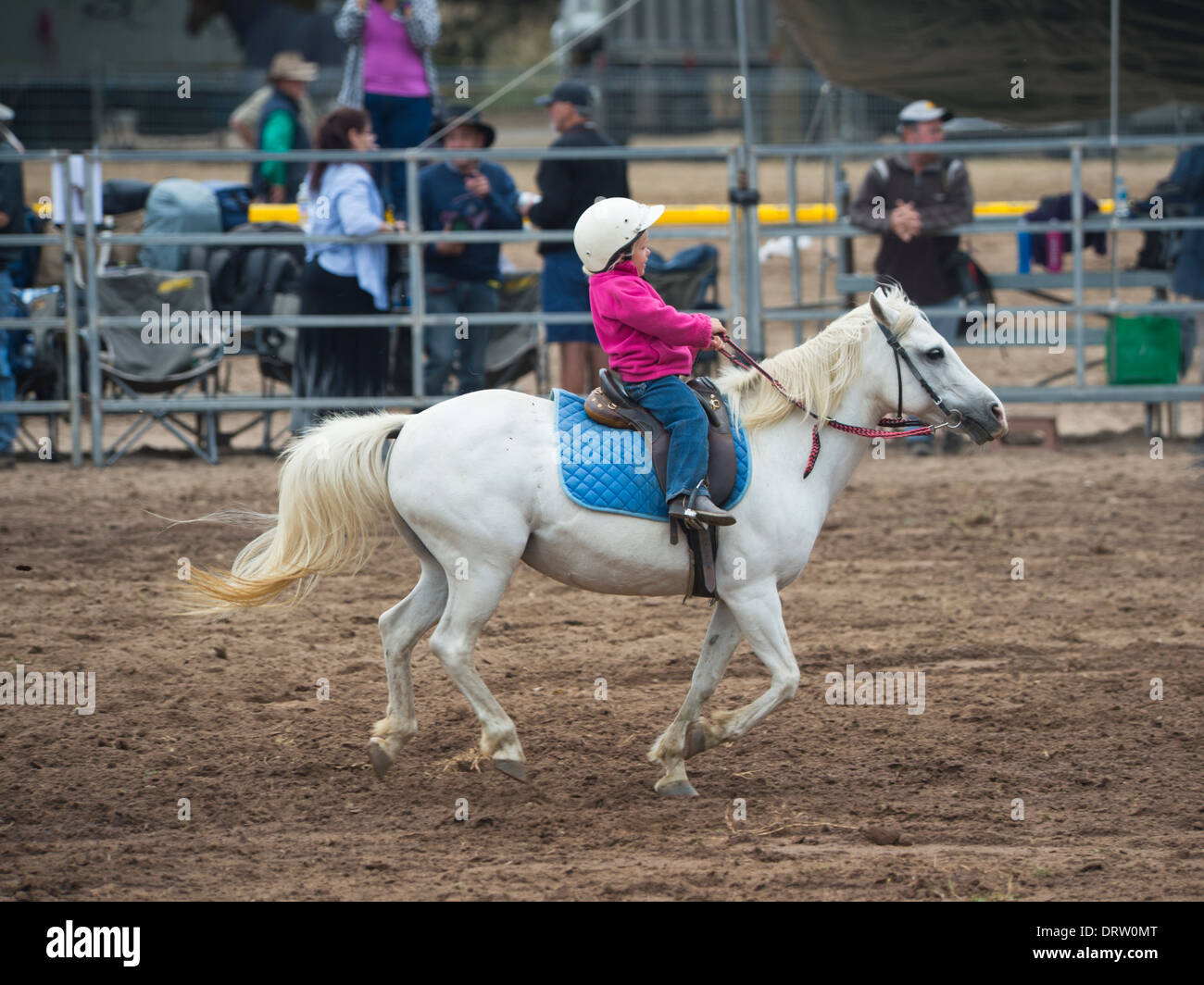 Kleinkind Reiten ein Pony - Taralga Rodeo - New South Wales - Australia Stockfoto