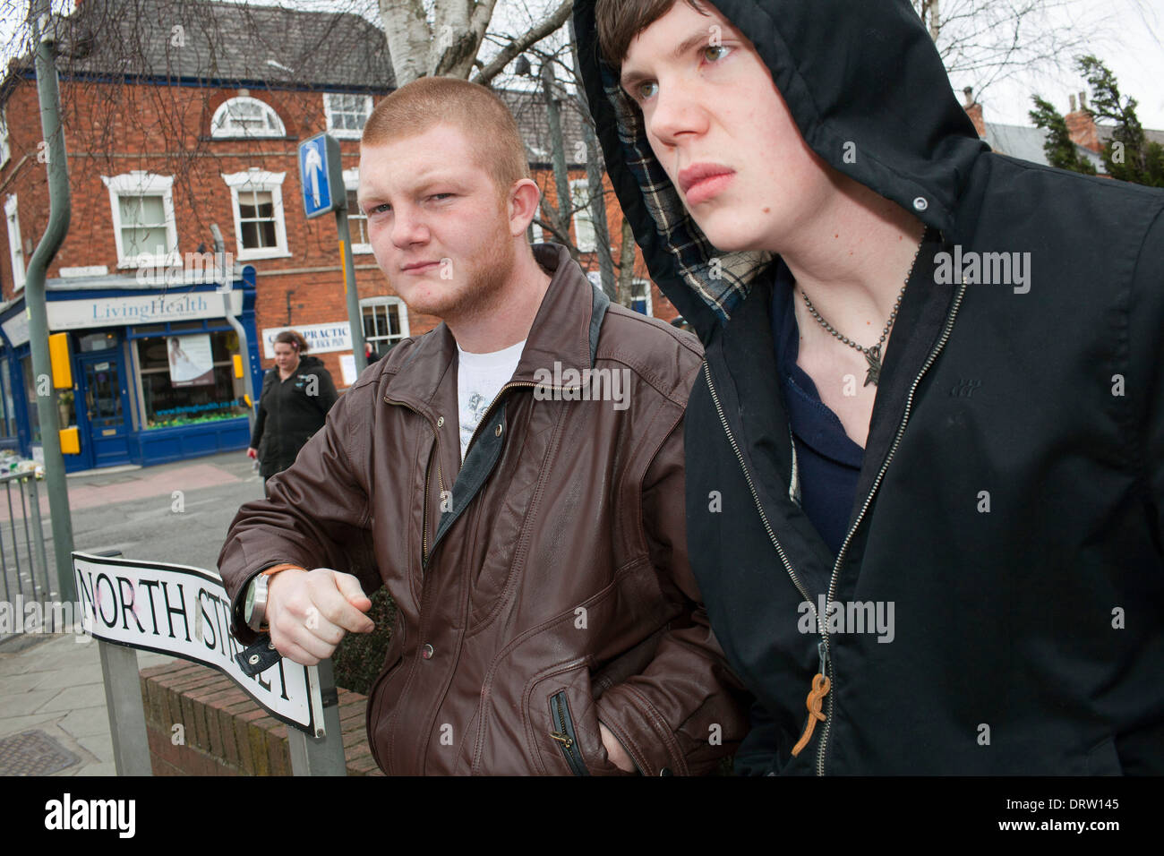 Zwei Männer in ihren frühen 20 an einer Straßenecke in der Stadt Grantham. Stockfoto