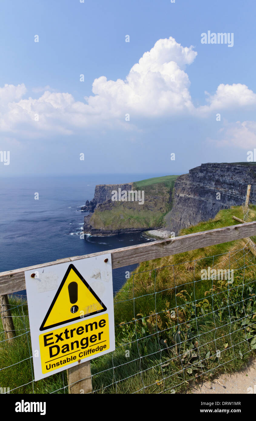 Warnschild an den Cliffs of Moher im County Clare Ireland Stockfoto