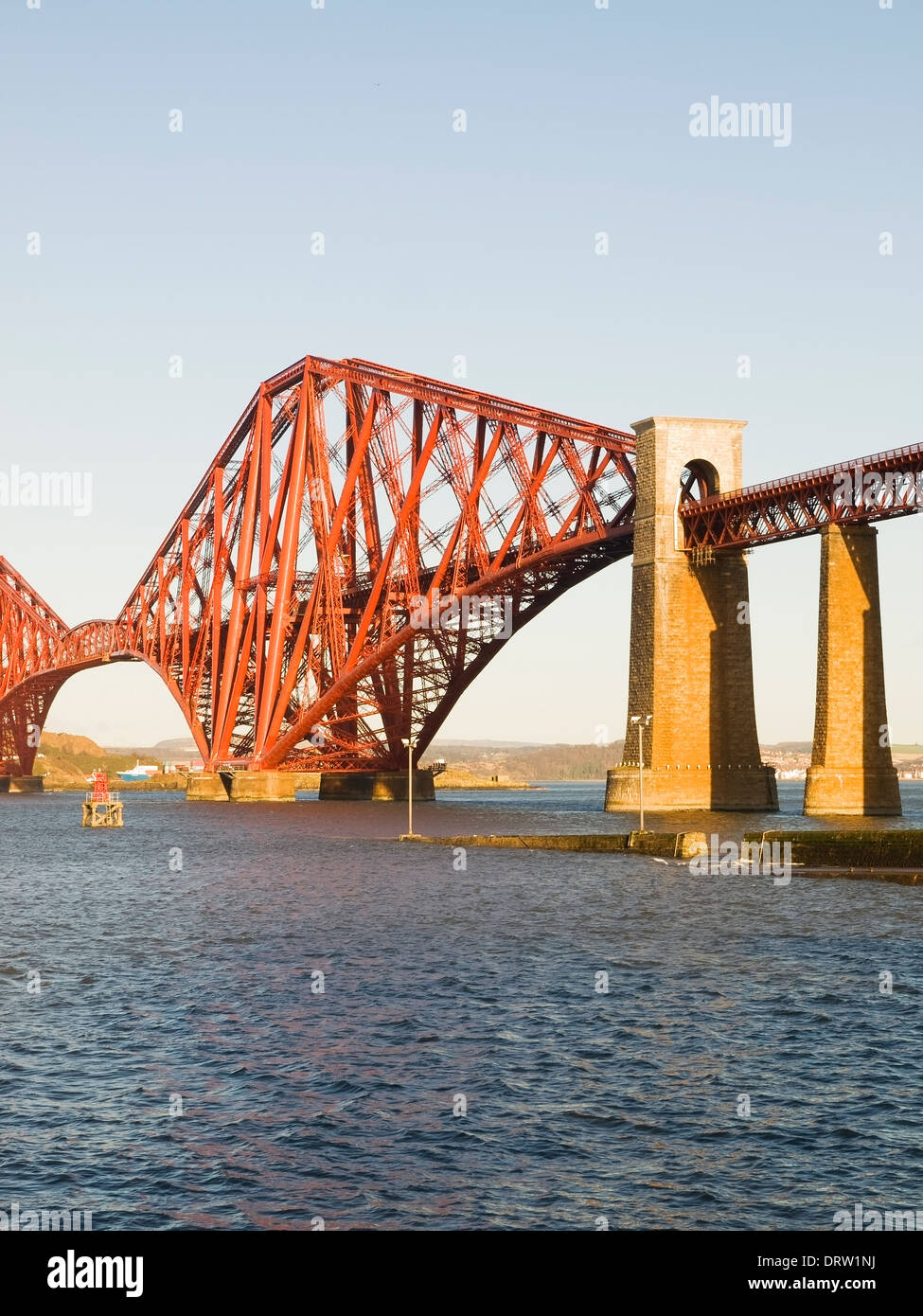 Vierte Schiene Brücke in vertikale Zusammensetzung. Eine schöne Sehenswürdigkeit in Schottland Stockfoto