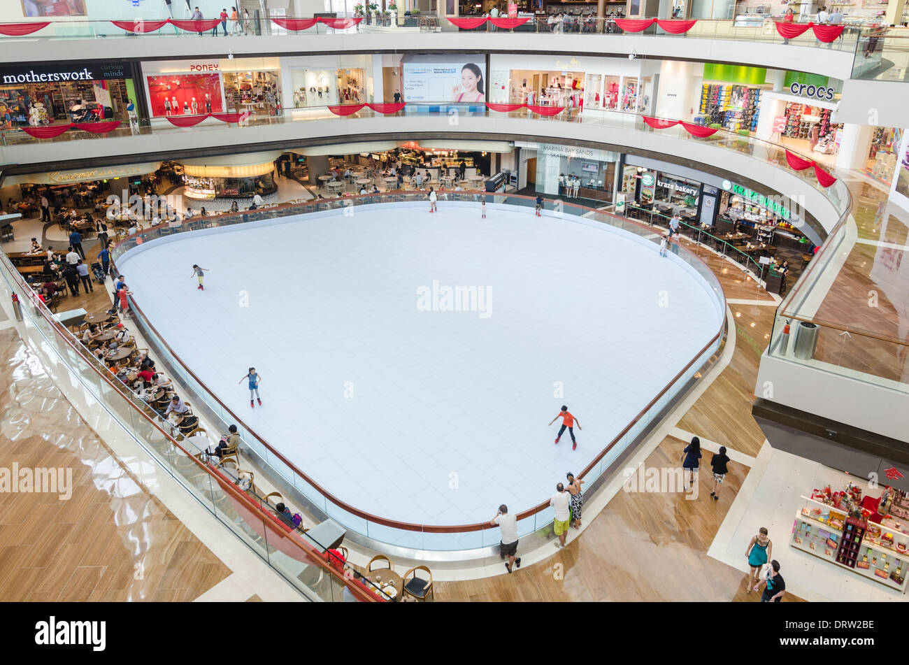 Singapur künstliche Eisbahn an der Marina Bay Shopping Mall Stockfoto