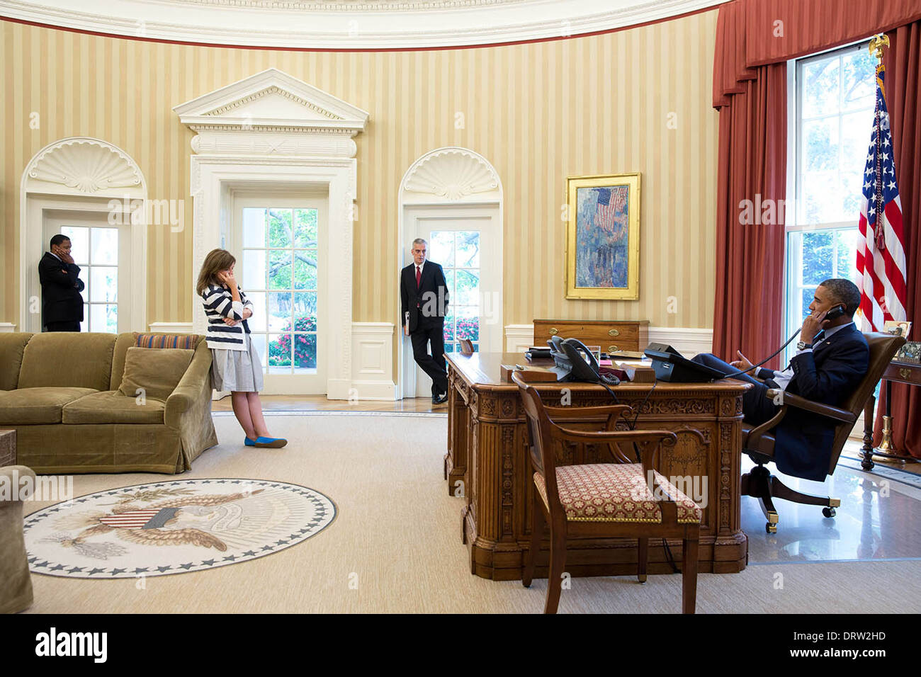 US-Präsident Barack Obama spricht am Telefon mit AFL-CIO Präsident Richard Trumka während eines Anrufs im Oval Office des weißen Hauses 21. August 2013 in Washington, DC. Hören von links sind: Rob Nabors, Deputy Chief Of Staff für die Politik; Alyssa Mastromonaco, stellvertretender Stabschef für Operationen; und Chef des Stabes Denis McDonough. Stockfoto