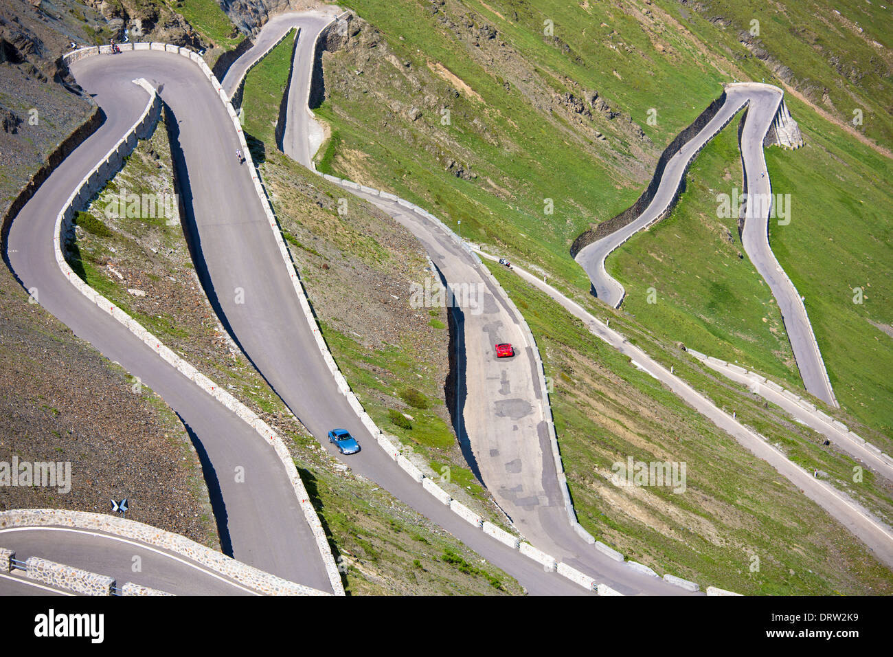 Autos auf der Stelvio Pass, Passo Dello Stelvio, Stilfser Joch, auf der Strecke nach Prato, in den östlichen Alpen in Norditalien Stockfoto