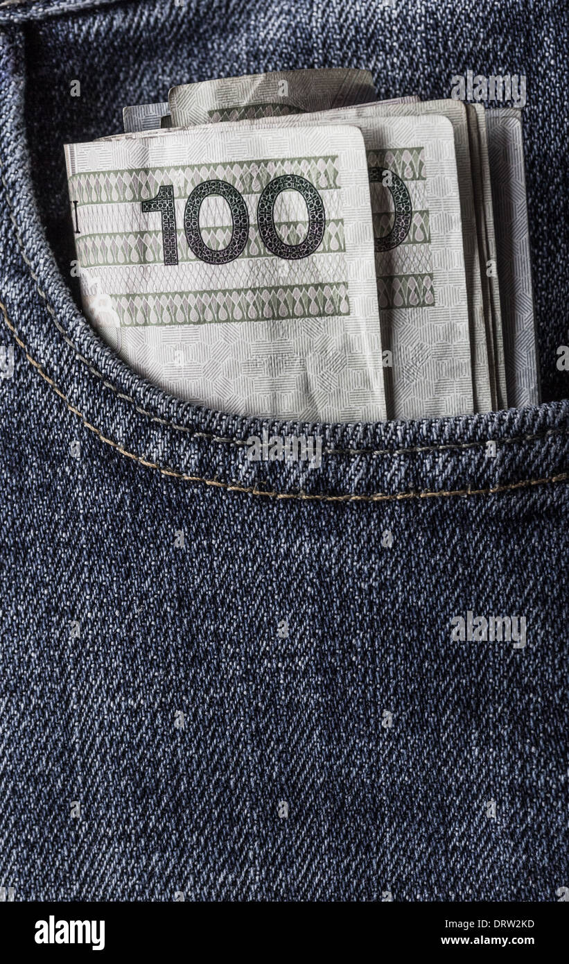 Einige polnische Banknoten in Jeans-Tasche Stockfoto