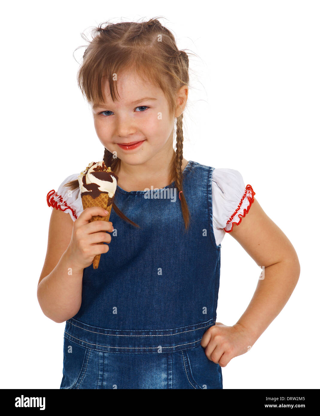 schönes Lächeln auf den Lippen kaukasische Mädchen Kind essen Vanille Eis-cream.isolated auf weiß Stockfoto