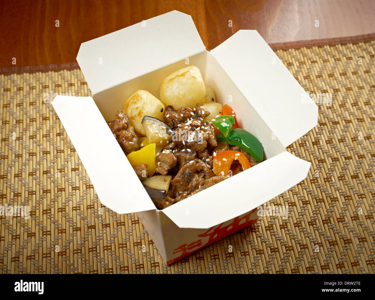 Essen zum Mitnehmen-Rindfleisch in Scheiben schneiden und potato.chinese Küche in Take-out-Box Stockfoto