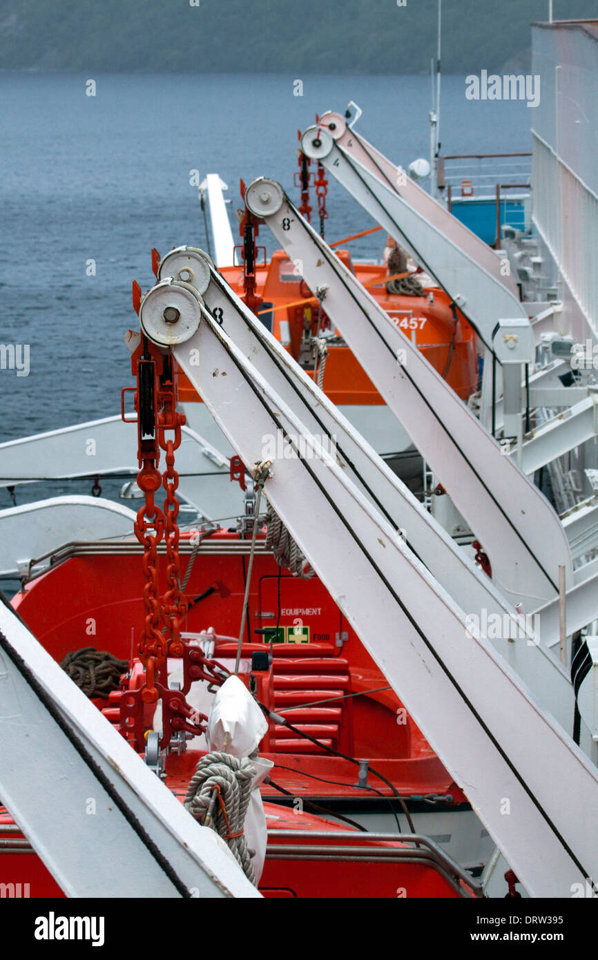 Rettungsboote und Hebezeuge auf Kreuzfahrt Schiff Saga Sapphire Stockfoto