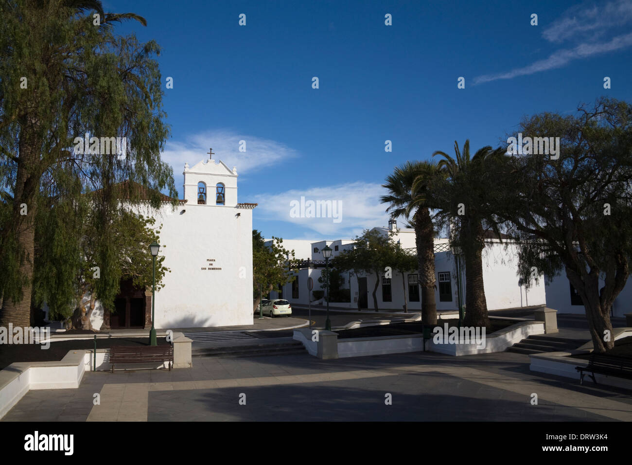 Yaiza Lanzarote 18thc Los Remedios Kirche und alte Häuser in Plaza de Los Remedios Stockfoto