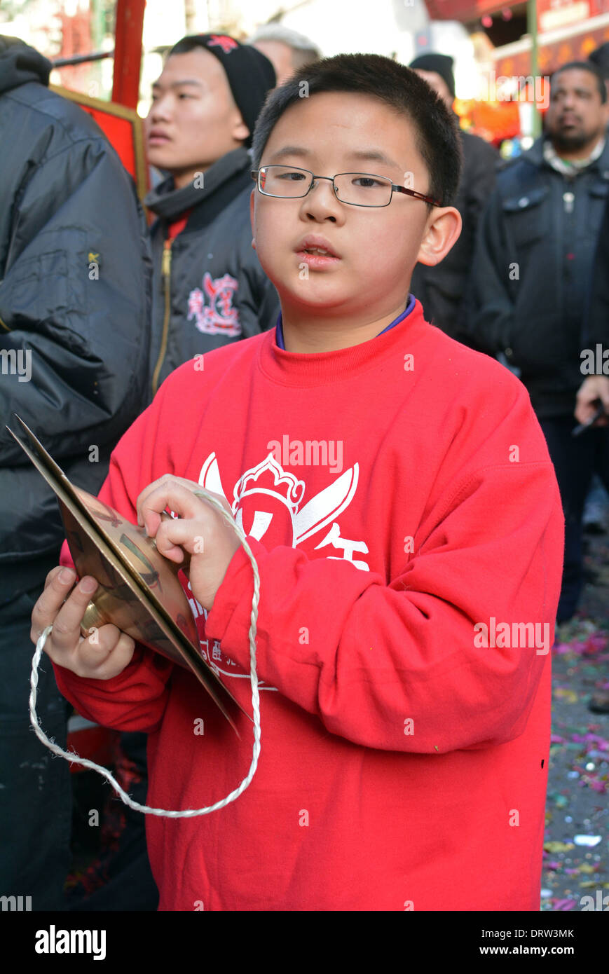 Ein chinesischer Junge Becken in die Neujahrsparade Mott Street in Chinatown, New York City spielen. Stockfoto