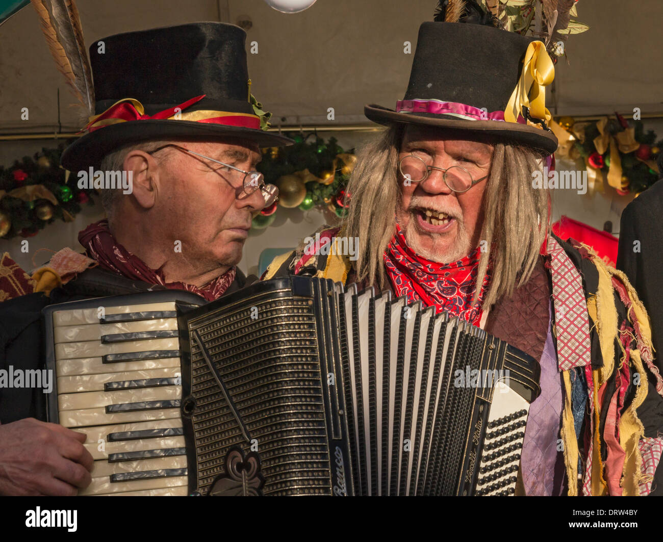 Mitglieder der Penny Plain Theatergruppe "Hardcastle Weihnachten Kapern" bei Grassington durchführen. Stockfoto