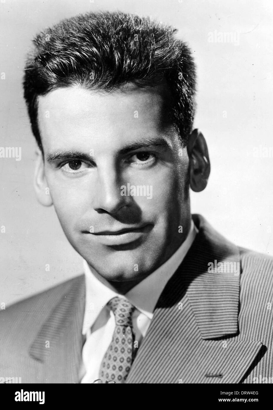 Österreichische Schauspieler Maximilian Schell, der den Academy Award als bester Schauspieler für seine Schilderung von einem Verteidiger in dem Drama Urteil in Nürnberg 1961 gewann, ist im Alter von 83 Jahren gestorben. Tod des Schauspielers teilte Samstag von seinem Agenten, der sagte, dass Schell über Nacht in einem Krankenhaus in Innsbruck starb nach einem "plötzlichen und schweren Krankheit". Im Bild: 1958 - MAXIMILIAN SCHELL in "The Young Lions". (Kredit-Bild: © Globe Photos/ZUMAPRESS.com) Stockfoto