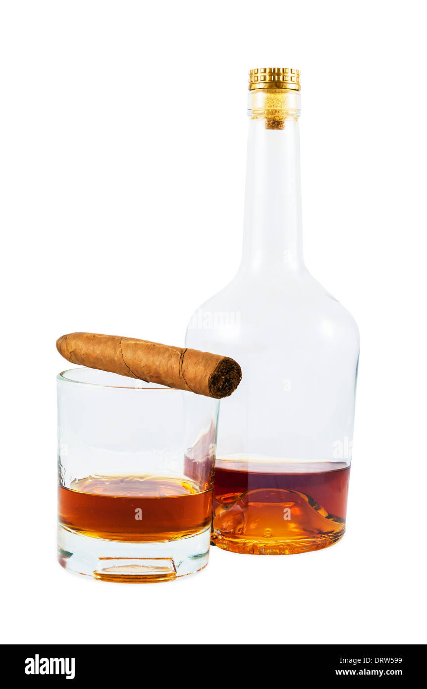 Fast leere Flasche und Glas Whiskey mit Zigarre isoliert auf weißem Hintergrund mit Beschneidungspfad Stockfoto