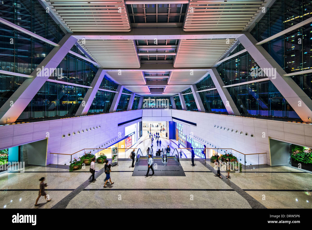 International Commerce Building Verbindung zum Bahnhof Kowloon in Hong Kong, China. Stockfoto