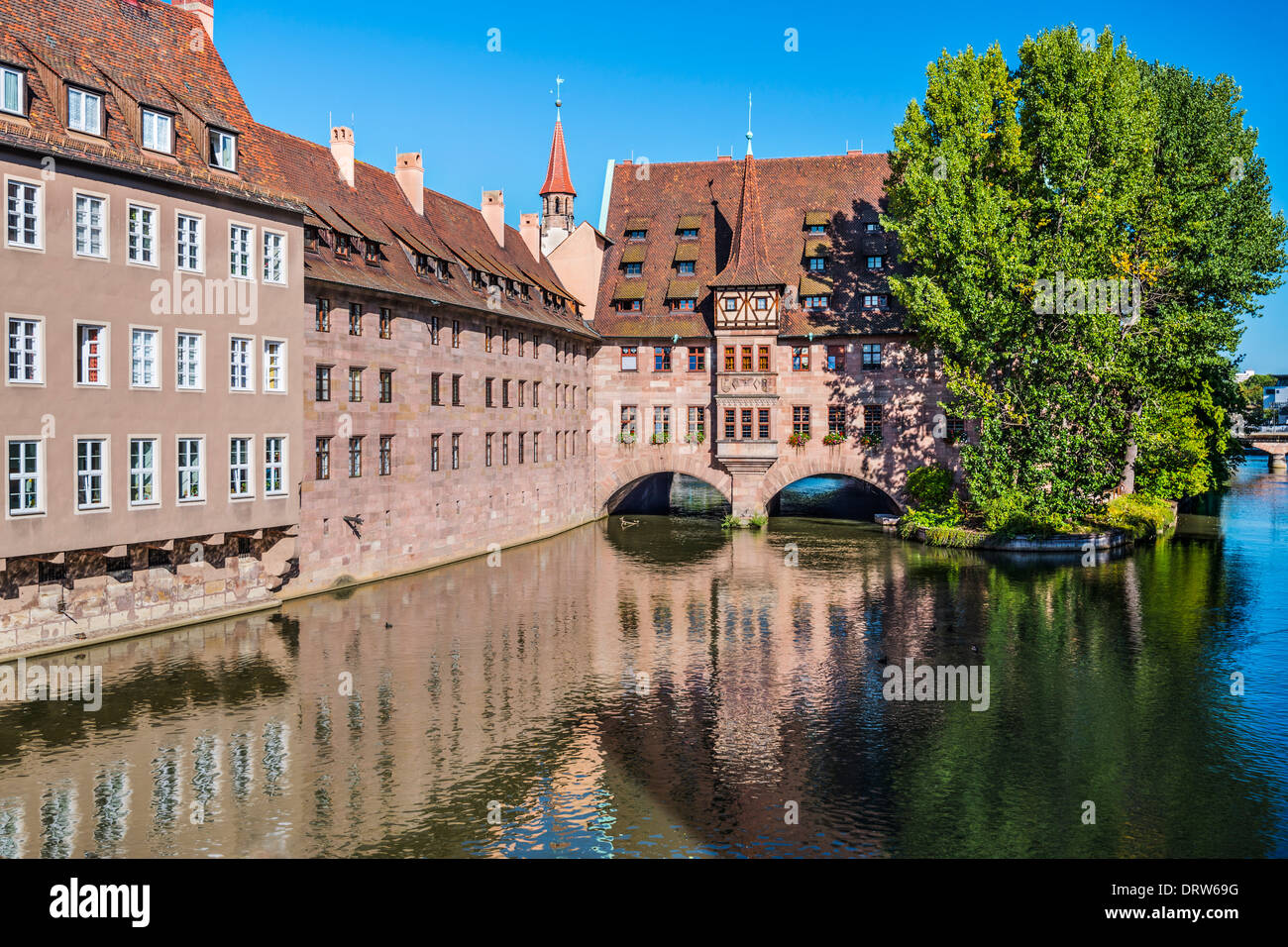 Nürnberg im historischen Krankenhaus des Heiligen Geistes am Fluss Pegnitz. Stockfoto