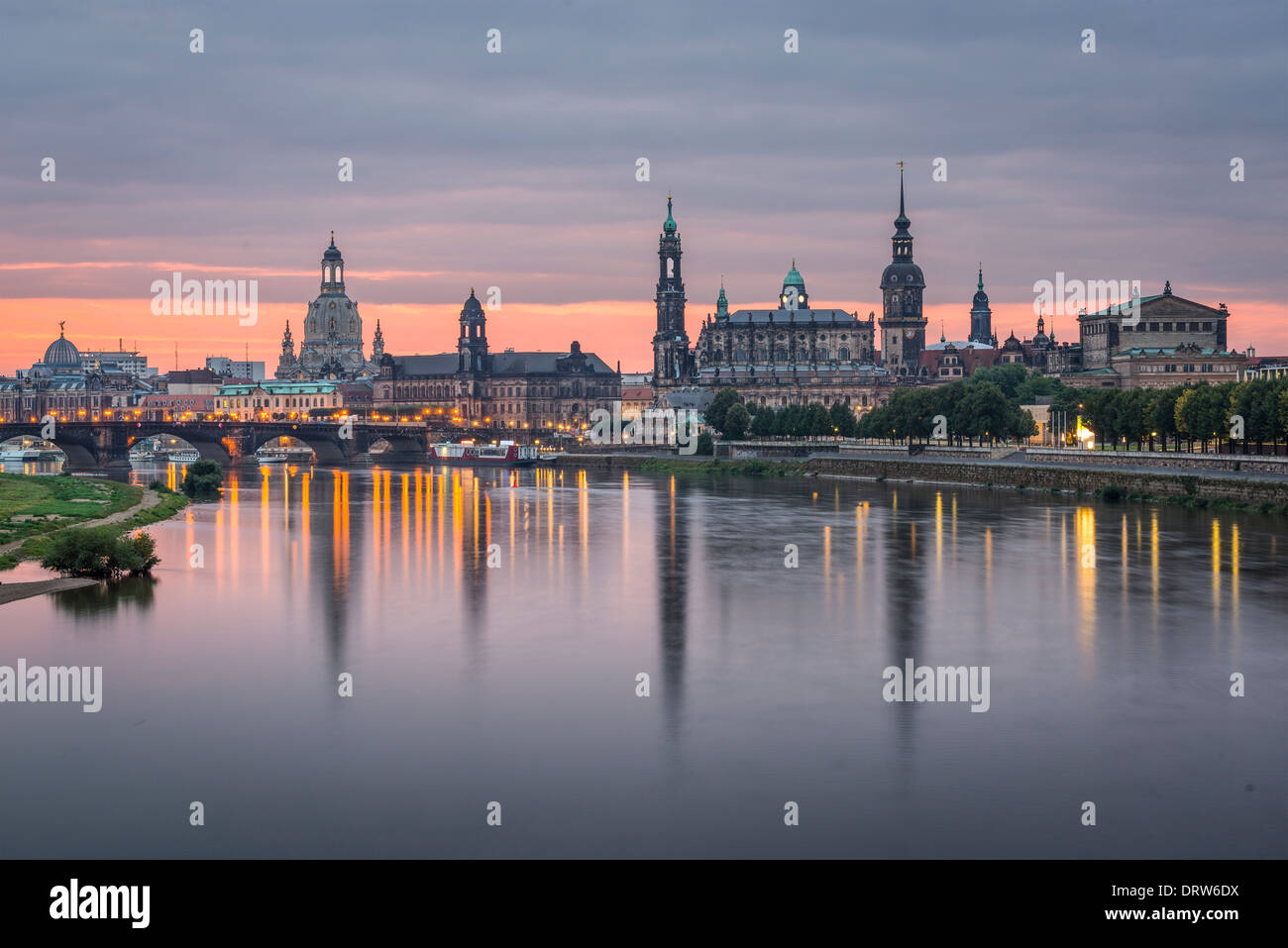 Dresden, Deutschland oberhalb der Elbe im Morgengrauen Stockfoto