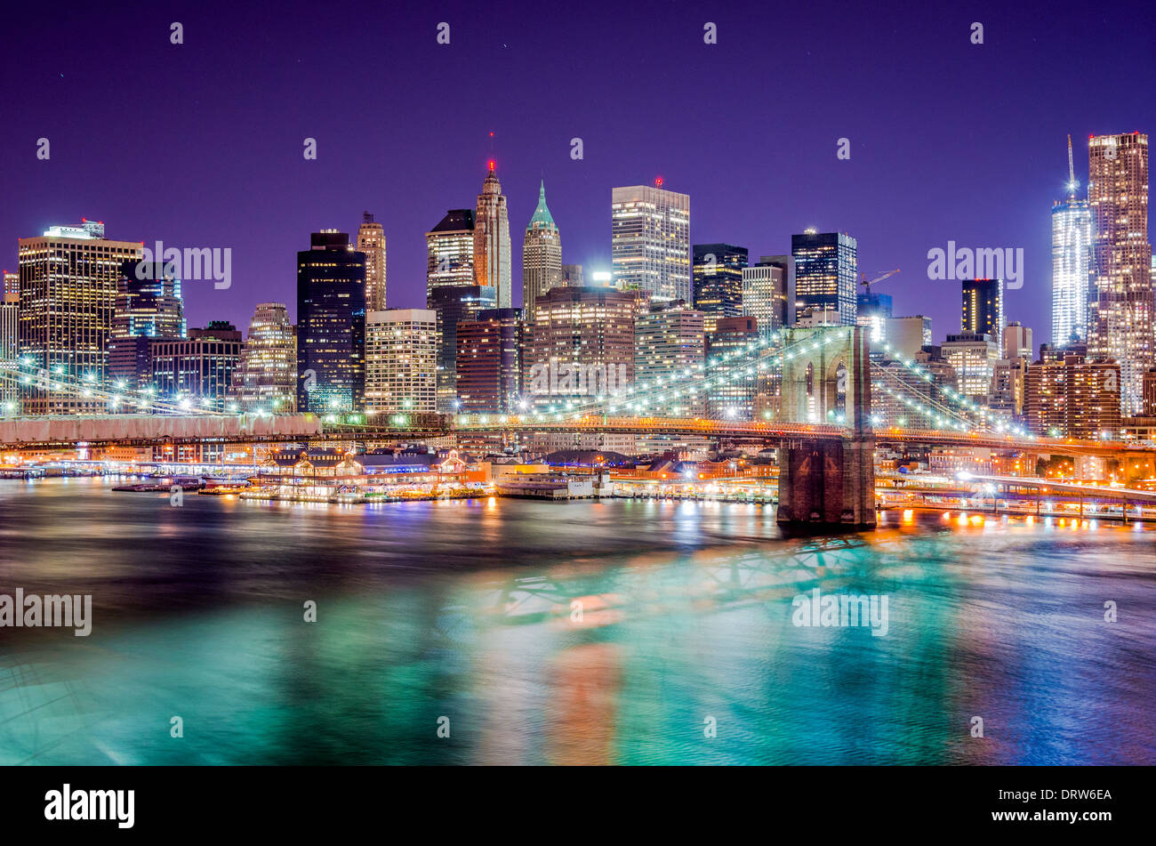 Skyline von New York City-Nacht. Stockfoto