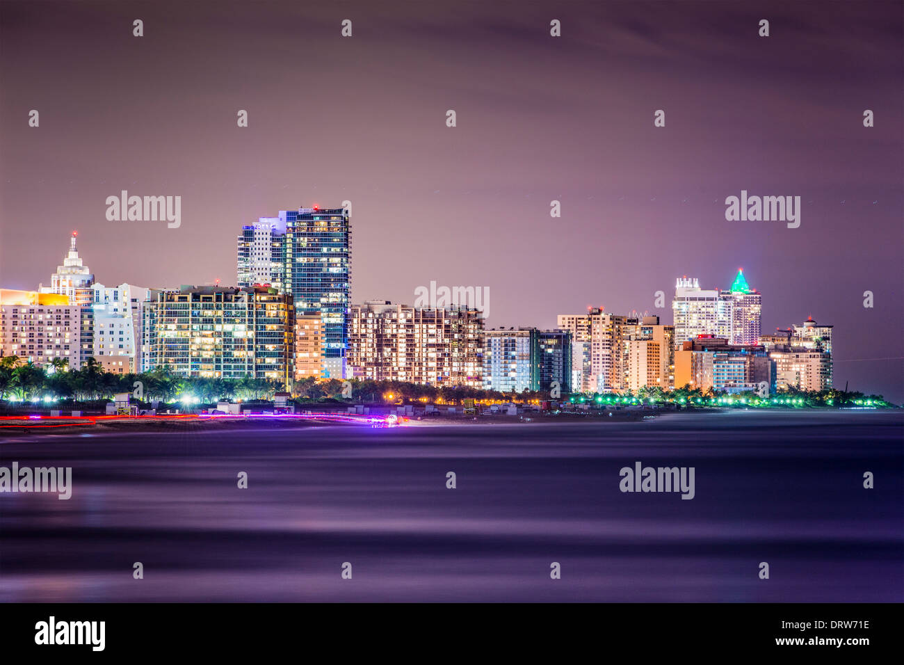 Miami Beach, Florida-Skyline bei Nacht. Stockfoto