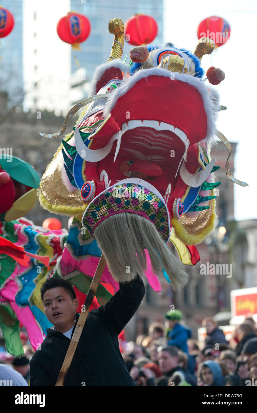 Manchester, UK. 2. Februar 2014. Tausende von Menschen geben Sie Manchester Stadtzentrum um Chinese New Year 2014 (das Jahr des Pferdes), feiern die begann mit einer Parade in Albert Square, geführt von einem 175 ft lang Drachen von Meister Chu Löwen Dancing Club Credit betrieben: Russell Hart/Alamy Live News. Stockfoto