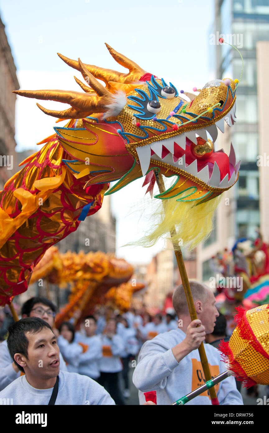 Manchester, UK. 2. Februar 2014. Tausende von Menschen geben Sie Manchester Stadtzentrum um Chinese New Year 2014 (das Jahr des Pferdes), feiern die begann mit einer Parade in Albert Square, geführt von einem 175 ft lang Drachen von Meister Chu Löwen Dancing Club Credit betrieben: Russell Hart/Alamy Live News. Stockfoto