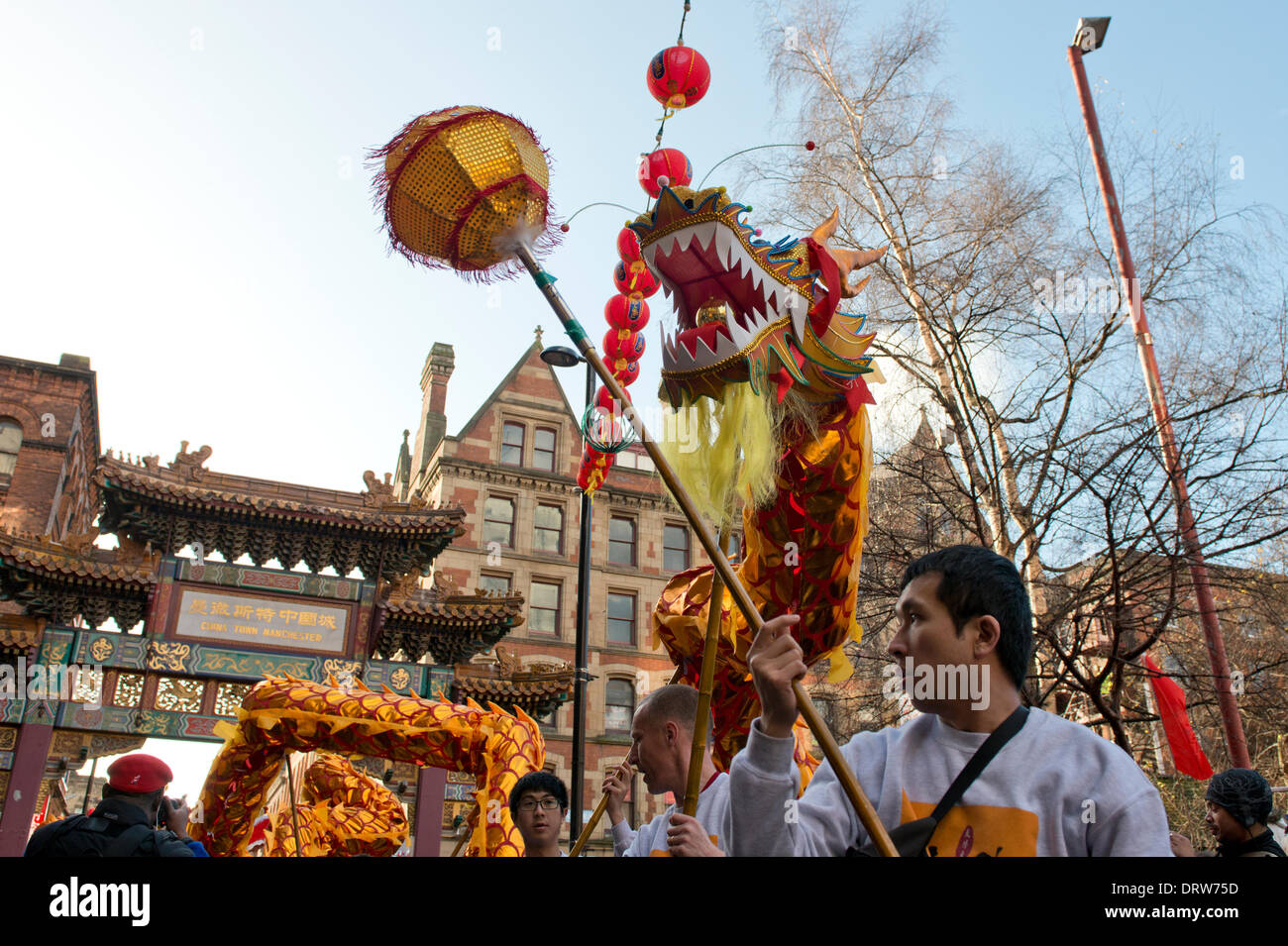 Manchester, UK. 2. Februar 2014. Tausende von Menschen geben Sie Manchester Stadtzentrum um Chinese New Year 2014 (das Jahr des Pferdes), feiern die begann mit einer Parade in Albert Square, geführt von einem 175 ft lang Drachen von Meister Chu Löwen Dancing Club Credit betrieben: Russell Hart/Alamy Live News. Stockfoto