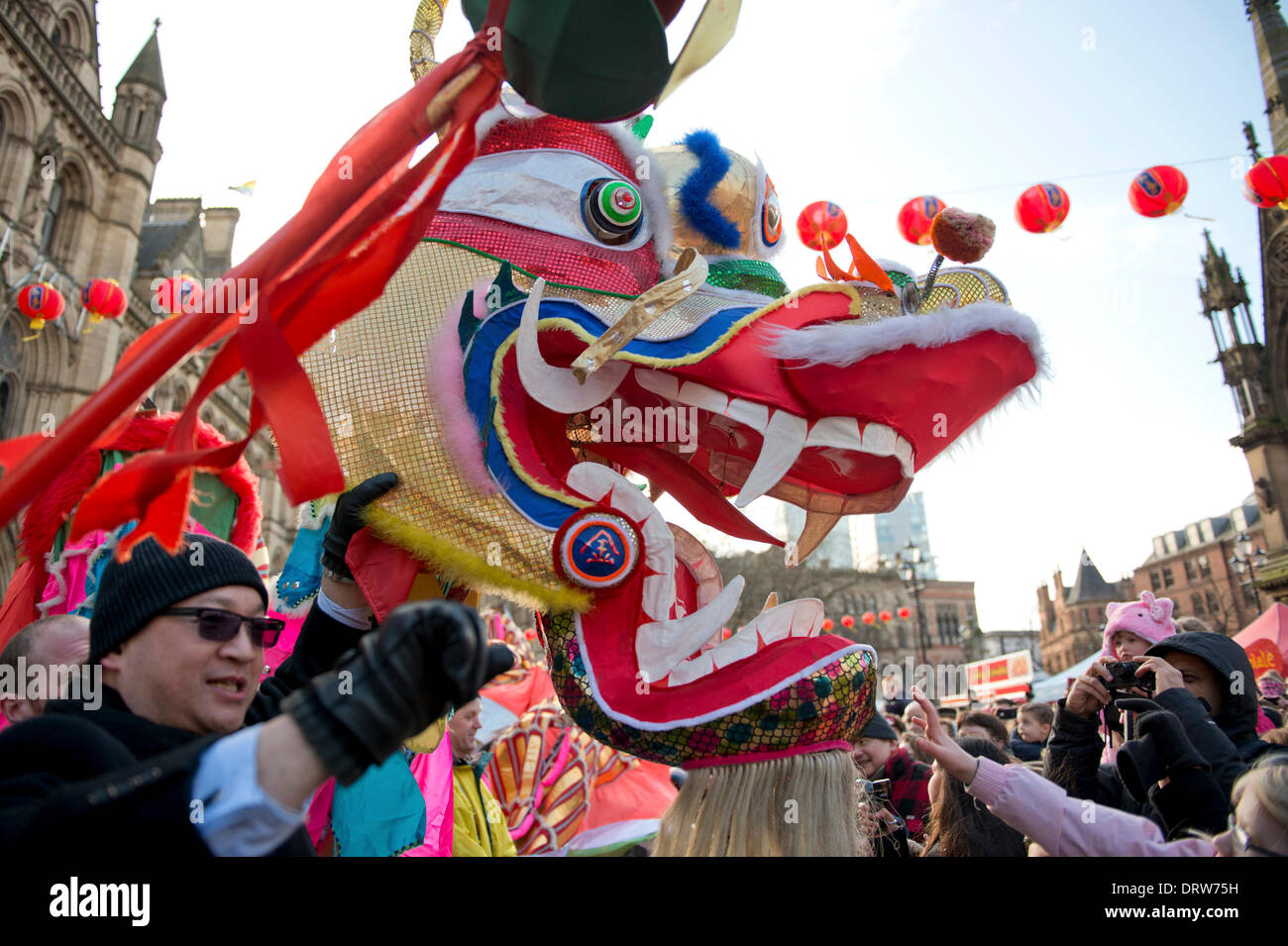 Manchester, UK. 2. Februar 2014. Tausende von Menschen geben Sie Manchester Stadtzentrum um Chinese New Year 2014 (das Jahr des Pferdes), feiern die begann mit einer Parade in Albert Square, geführt von einem 175 ft lang Drachen von Meister Chu Löwen Dancing Club Credit betrieben: Russell Hart/Alamy Live News. Stockfoto