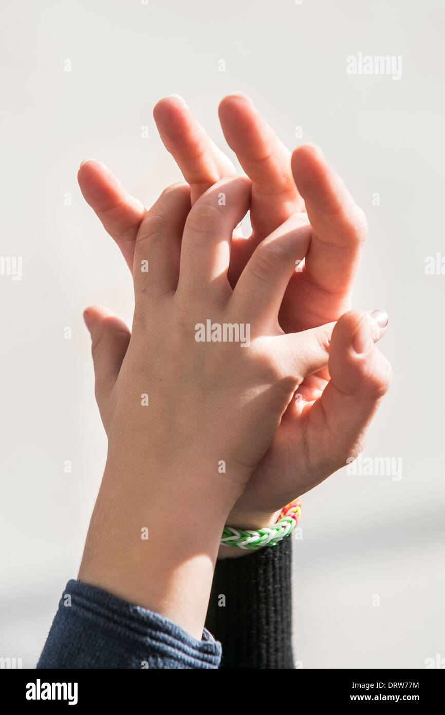 Mutter und Kind verbindet Hände Stockfoto