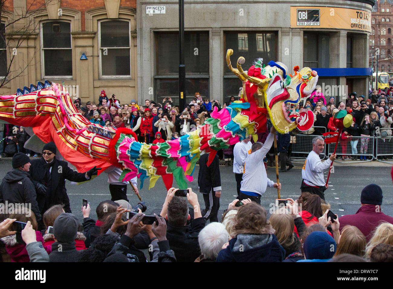Manchester, Chinatown, den 2. Februar, 2104. Leute, die das chinesische Neujahr Manchester des Nordens größte chinesische Neujahrsfest. Von Manchester Chinatown ist eine von Europas größten in ein enges Netz von Straßen hinter Piccadilly Gärten versteckt. Mit einem 175-Fuß-goldene Papier Drachen, ein Lion Tanz, Kampfkunst Demonstrationen, der Drache Parade, aus dem Rathaus zu Chinatown, ist einer der Höhepunkte der von Manchester jährliche Veranstaltungen Kalender. Stockfoto