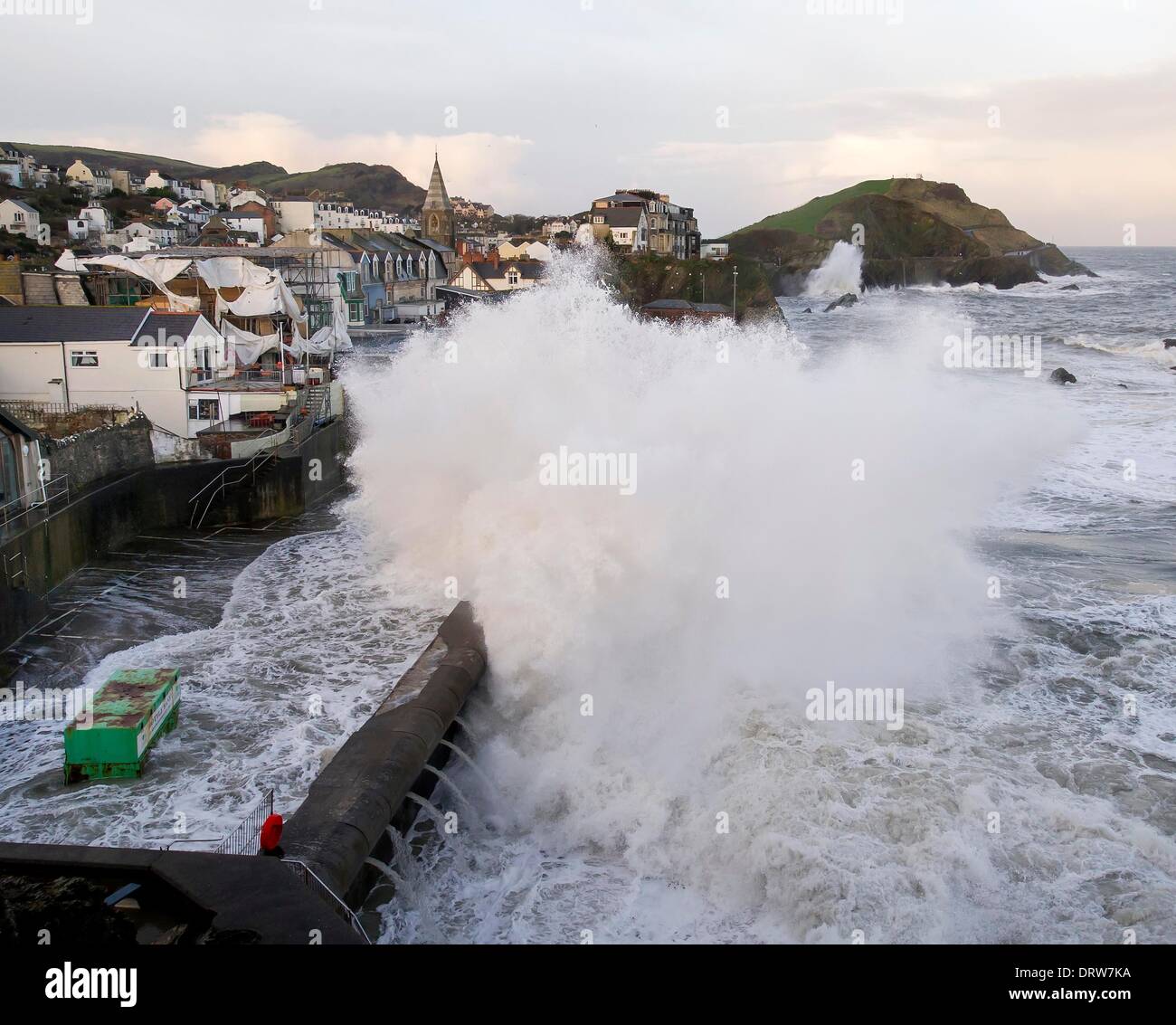 Gigantische Wellen ins Meer Stadt von Ilfracombe bei Flut, Devon wie das Vereinigte Königreich umfasst stürmisches Wetter. Bildnachweis: Kerl Harrop/Alamy Live News Stockfoto
