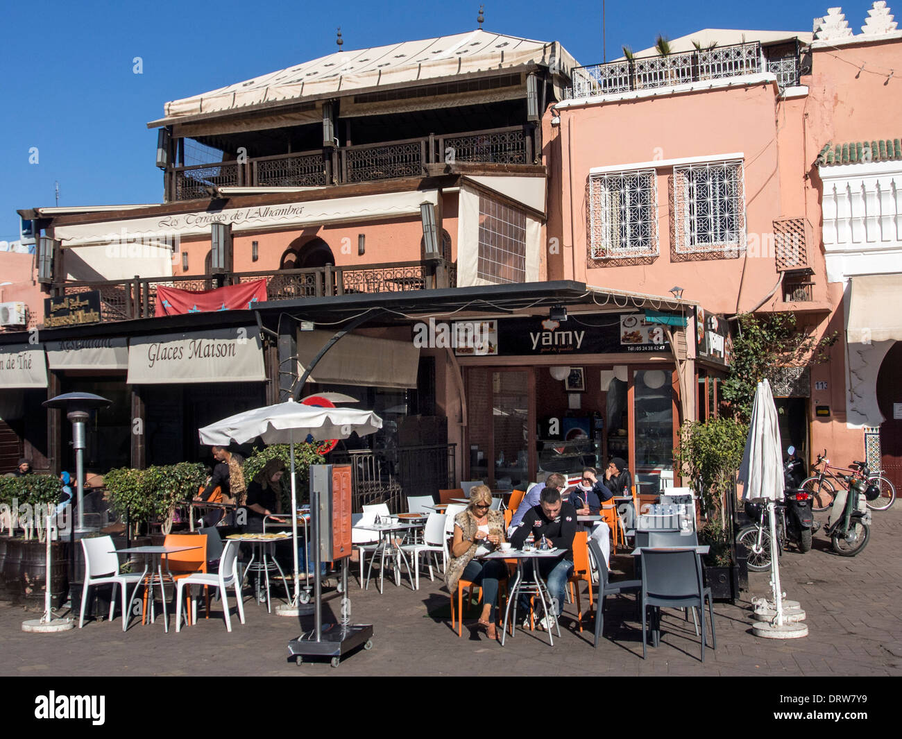 Touristen sitzen an Tischen im freien Les Terrasses de l'Alhambra Restaurant in Place Djemaa el-Fna in Marrakesch (Marrakech) Stockfoto