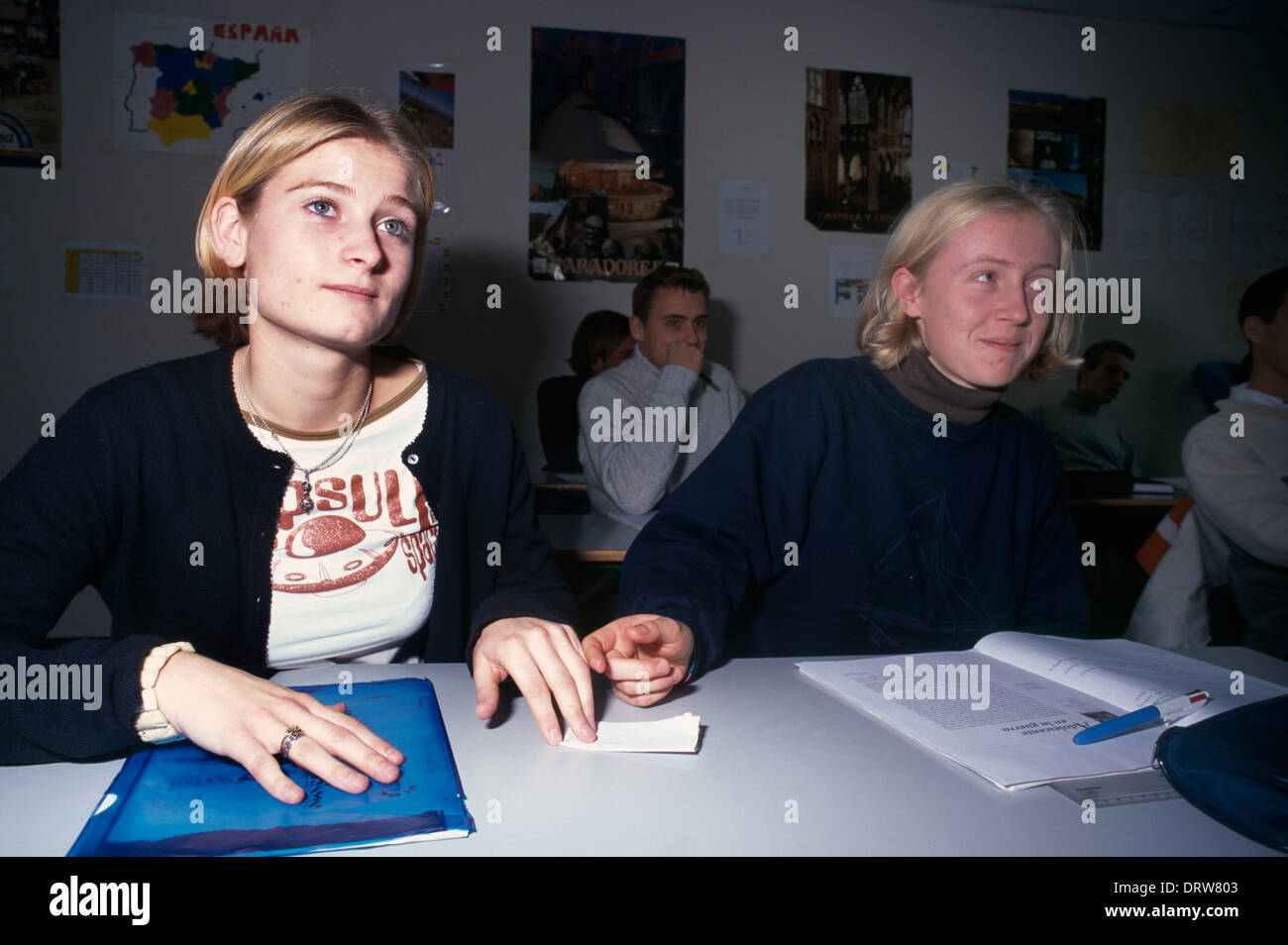 Marcq-En-Baroeul Frankreich zwei Mädchen vorbei beachten Sie Ecole J Manuel Stockfoto