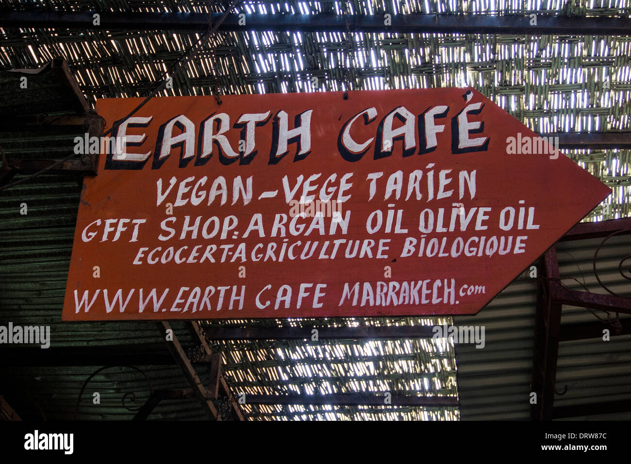 MARRAKESCH, MAROKKO - 21. JANUAR 2014: Schild für das Earth Cafe in der Medina, Stockfoto