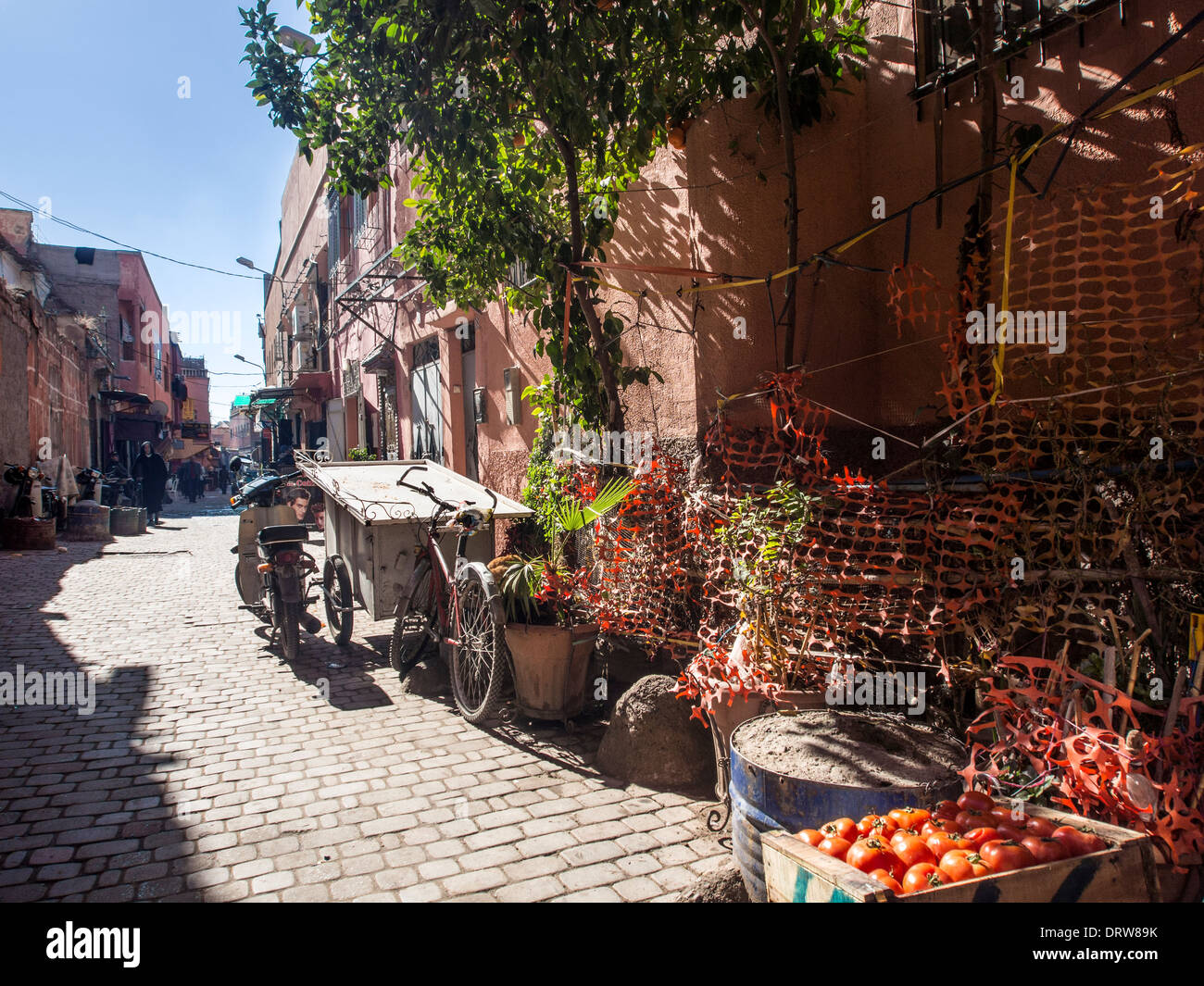 MARRAKESCH, MAROKKO - 21. JANUAR 2014: Straßenszene im Marktgebiet Souk Stockfoto