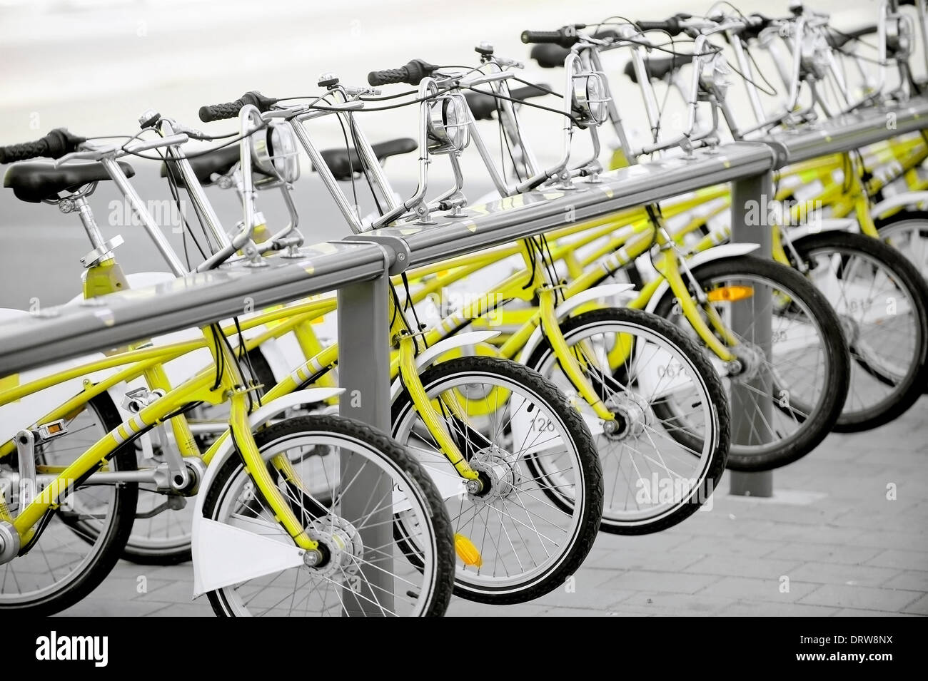 Urban-Szene mit gelben Fahrräder zur Miete in einem öffentlichen Fahrradstation Stockfoto